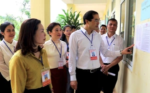 Hơn 9.200 thí sinh Lào Cai đội mưa đến phòng thi đúng giờ, an toàn để thi môn Ngữ văn - Ảnh 19.