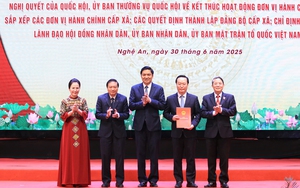 Mưa lũ ở biên giới Nghệ An, ô tô mắc kẹt, nhà dân di dời - Ảnh 11.