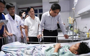 Một tàu du lịch chở 30 du khách cùng 4 thuyền viên bị sóng đánh chìm tại biển Hà Tĩnh - Ảnh 6.