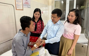 Vụ lật tàu du lịch trên Vịnh Hạ Long: Công an Quảng Ninh nhận đỡ đầu bé 10 tuổi  - Ảnh 3.