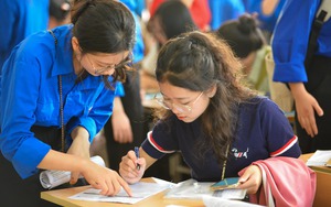 Đại học Kinh tế Quốc dân công bố điểm sàn, bảng quy đổi điểm xét tuyển 2025 - Ảnh 5.