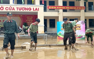 Chủ tịch xã 5 giờ lội bùn cõng mì tôm đến giúp bản làng bị xoá sổ - Ảnh 13.