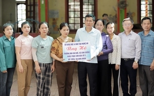 Nữ giáo viên ôm con thơ chạy lũ, lúc trở về còn 4 cọc nhà trơ trọi - Ảnh 9.