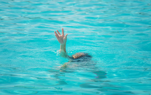 3 người một gia đ&igrave;nh bị đuối nước khi tắm biển - Ảnh 2.