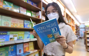 Sách giáo khoa trong tình hình mới: Bảo đảm tính khoa học và tính thực tiễn - Ảnh 1.