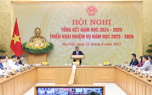 Học sinh miền tây Nghệ An vượt dòng nước dữ đến trường khai giảng - Ảnh 12.