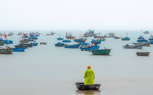 Biển Đông xuất hiện hai vùng áp thấp liên tiếp, có khả năng mạnh lên thành bão cuồng phong - Ảnh 2.