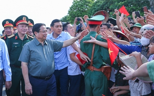 Nước sông Hồng lên cao, Lào Cai cấm lưu thông qua cầu Yên Bái để bảo đảm an toàn - Ảnh 2.
