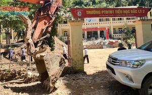 Học sinh miền tây Nghệ An vượt dòng nước dữ đến trường khai giảng - Ảnh 11.