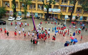 Hà Nội cảnh báo dông lốc, học sinh chuyển sang học online ngày 1/10 - Ảnh 1.