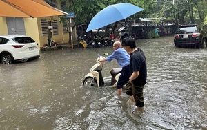 Cảnh sát biển huy động lực lượng ứng cứu người dân qua vùng lũ ngập - Ảnh 1.