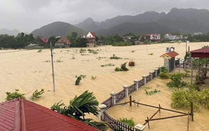 Hà Nội chìm trong biển nước, ngập lụt chưa từng có - Ảnh 17.