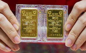 Giá vàng thế giới trượt dốc, trong nước vẫn tăng kỷ lục- Ảnh 2.