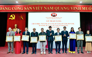 Chi bộ Hội Khuyến học Việt Nam trao tặng Huy hiệu 65 năm v&agrave; 45 năm tuổi Đảng - Ảnh 2.