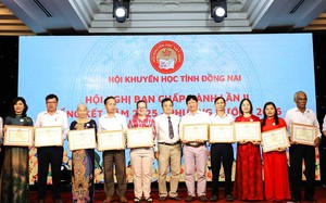 Hội Khuyến học Đồng Nai v&agrave; nh&agrave; t&agrave;i trợ trao học bổng "Cho em đến trường"  - Ảnh 5.