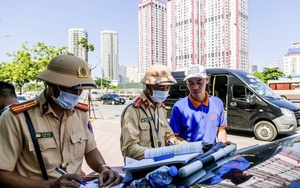 Cảnh s&aacute;t giao th&ocirc;ng Th&agrave;nh phố Hồ Ch&iacute; Minh hỗ trợ người d&acirc;n di chuyển qua đoạn đường ngập s&acirc;u - Ảnh 10.