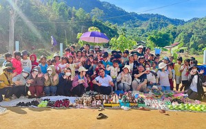 Thầy gi&aacute;o giao &ldquo;deadline&rdquo; đặc biệt cho học tr&ograve; dịp 20/10: Về nh&agrave;, &ocirc;m mẹ thật l&acirc;u - Ảnh 2.
