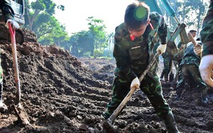 Mưa lớn g&acirc;y kh&oacute; khăn cho c&ocirc;ng t&aacute;c quy tập h&agrave;i cốt liệt sĩ tại C&ocirc;ng vi&ecirc;n L&ecirc; Thị Ri&ecirc;ng - Ảnh 4.