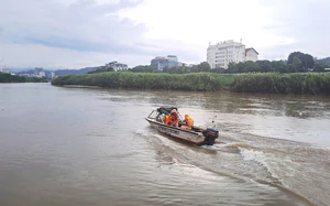 T&igrave;m thấy thi thể kiểm l&acirc;m vi&ecirc;n mất t&iacute;ch khi l&agrave;m nhiệm vụ bị ch&igrave;m thuyền tr&ecirc;n s&ocirc;ng Hồng - Ảnh 4.