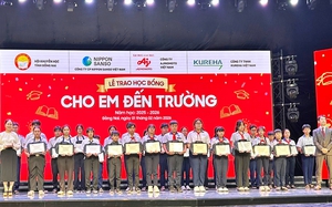 Hội Khuyến học tỉnh Đồng Nai phối hợp trao học bổng đặc biệt "Chắp c&aacute;nh ước mơ" lần thứ 128 - Ảnh 4.