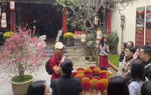 Miễn ph&iacute; nhiều điểm tham quan di t&iacute;ch - H&agrave; Nội lập kỷ lục lượng kh&aacute;ch du xu&acirc;n - Ảnh 2.