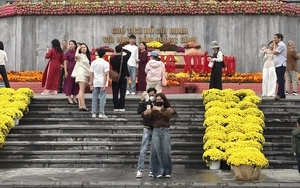 M&ugrave;ng 4 Tết: Người d&acirc;n v&agrave; du kh&aacute;ch h&ograve;a m&igrave;nh v&agrave;o kh&ocirc;ng gian Xu&acirc;n B&iacute;nh Ngọ - Ảnh 10.