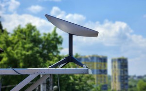 Vệ tinh Starlink "ph&aacute;t nổ" tr&ecirc;n quỹ đạo: Sự thật ph&iacute;a sau cảnh b&aacute;o về r&aacute;c vũ trụ - Ảnh 2.