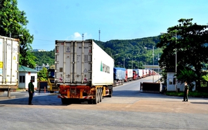 L&agrave;o Cai: Hạ tải xe chở b&aacute;nh kẹo, thực phẩm tại khu gi&aacute;m s&aacute;t Hải quan để giảm chi ph&iacute;, thiệt hại cho doanh nghiệp - Ảnh 10.