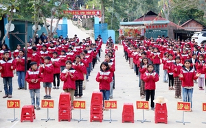 Trao 5 ng&ocirc;i nh&agrave; t&igrave;nh nghĩa c&ugrave;ng h&agrave;ng trăm suất qu&agrave; Tết đến b&agrave; con ngh&egrave;o ở Nghệ An - Ảnh 10.