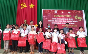 Ph&oacute; Thủ tướng Phạm Thị Thanh Tr&agrave; tặng qu&agrave; Tết  học sinh Trường trung học phổ th&ocirc;ng Cam Đường, tỉnh L&agrave;o Cai - Ảnh 11.