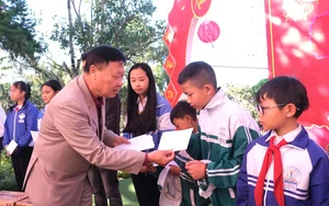 Hội Khuyến học tỉnh L&acirc;m Đồng tiếp nhận 220 triệu đồng hỗ trợ học sinh kh&oacute; khăn - Ảnh 5.