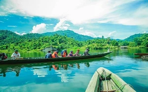 Thời tiết 10 ng&agrave;y tới: Nắng n&oacute;ng tăng, nguy cơ d&ocirc;ng lốc, s&eacute;t - Ảnh 3.