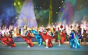 "Thương cảng" VUI-Fest Ha Long h&uacute;t kh&aacute;ch ngay trong tối khai trương - Ảnh 12.