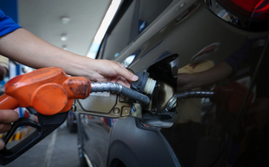 Vui mừng gi&aacute; xăng dầu giảm - Ảnh 3.