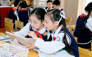 Nỗi lo từ chiếc điện thoại th&ocirc;ng minh tr&ecirc;n tay trẻ em - Ảnh 8.