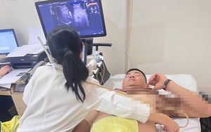 Khen thưởng nam học sinh lớp 10 cứu người đuối nước ở biển Cửa L&ograve; - Ảnh 2.