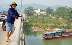 Cứu sống 2 anh em ruột bị s&oacute;ng biển Cửa L&ograve; đẩy ra xa bờ - Ảnh 4.