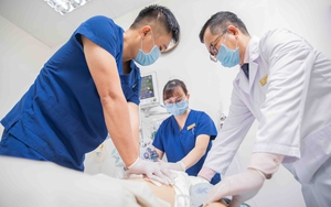 B&aacute;c sĩ Việt Nam cấp cứu h&agrave;nh kh&aacute;ch tr&ecirc;n chuyến bay H&agrave; Nội - Paris - Ảnh 2.