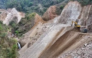 Đ&atilde; th&ocirc;ng xe đoạn sạt lở tr&ecirc;n quốc lộ 4D L&agrave;o Cai &ndash; Sa Pa - Ảnh 5.