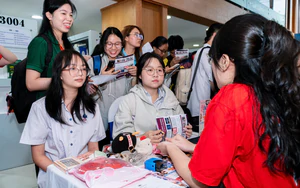 44 năm Trường Đại học C&ocirc;ng Thương Th&agrave;nh phố Hồ Ch&iacute; Minh: Tiếp tục vươn tầm, đồng h&agrave;nh c&ugrave;ng đất nước trong kỷ nguy&ecirc;n mới - Ảnh 8.