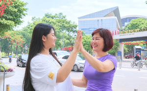 Th&iacute; sinh bật kh&oacute;c trước cổng trường sau giờ thi To&aacute;n lớp 10 H&agrave; Nội - Ảnh 18.