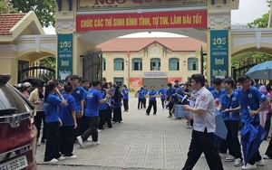 Đề thi v&agrave;o lớp 10 m&ocirc;n Ngoại ngữ tại Hải Ph&ograve;ng được đ&aacute;nh gi&aacute; vừa sức với học sinh - Ảnh 7.