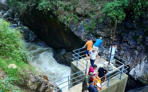 Hai nạn nh&acirc;n đuối nước ở suối Mường Hoa (L&agrave;o Cai) l&agrave; kh&aacute;ch du lịch từ H&agrave; Nội, nghi tự tử - Ảnh 5.