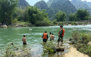 C&ocirc;ng an d&ugrave;ng d&acirc;y c&aacute;p k&eacute;o tho&aacute;t 1 xe &ocirc; t&ocirc; của d&acirc;n bị mắc kẹt giữa suối lũ ở L&agrave;o Cai - Ảnh 6.