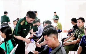 Những người l&iacute;nh qu&acirc;n h&agrave;m xanh tr&ecirc;n c&ocirc;ng trường x&acirc;y dựng 4 trường nội tr&uacute; bi&ecirc;n giới ở L&agrave;o Cai - Ảnh 15.