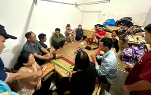 Sau 2 tiếng x&aacute;c minh trong đ&ecirc;m, c&ocirc;ng an Bắc H&agrave; đưa ch&aacute;u b&eacute; đi lạc hơn 60 km trở về gia đ&igrave;nh an to&agrave;n - Ảnh 5.