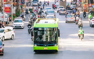 Cảnh s&aacute;t giao th&ocirc;ng, C&ocirc;ng an Th&agrave;nh phố Hồ Ch&iacute; Minh hướng dẫn người d&acirc;n đi lại an to&agrave;n, thuận lợi dịp 2/9 - Ảnh 4.