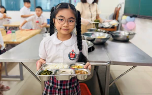 Kiểm tra bếp ăn b&aacute;n tr&uacute;, phụ huynh ph&aacute;t hiện thịt g&agrave; v&agrave; t&ocirc;m bốc m&ugrave;i - Ảnh 2.