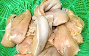 H&agrave; Nội y&ecirc;u cầu khẩn trương kiểm tra, l&agrave;m r&otilde; phản &aacute;nh thịt g&agrave; v&agrave; t&ocirc;m bốc m&ugrave;i được đưa đến trường học - Ảnh 2.