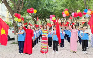 Những người l&agrave;m b&aacute;o xứ Nghệ mang Trung Thu đến trẻ em v&ugrave;ng bi&ecirc;n - Ảnh 9.
